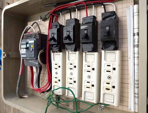 電気設備の安全を守る配線工事の様子