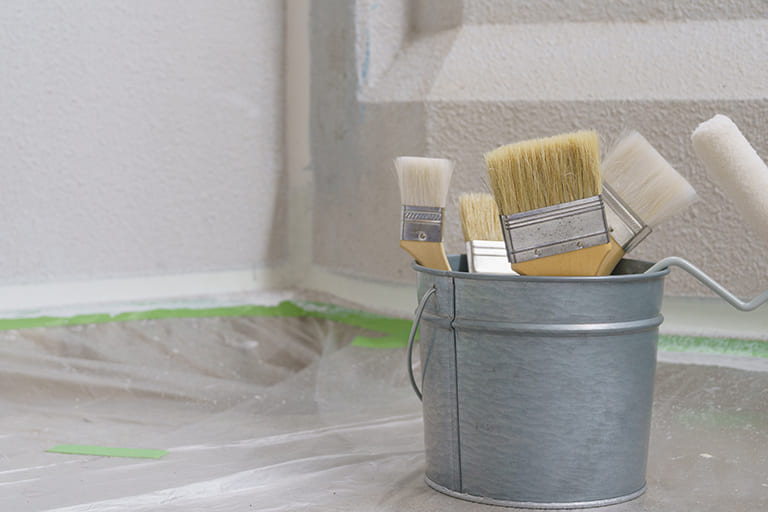 左官道具が並んでいる様子