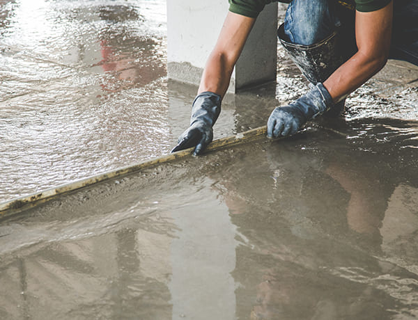 床の下地を作成している様子
