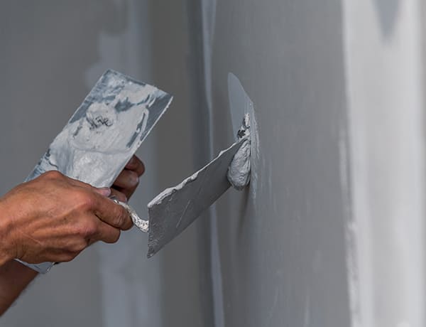 壁の仕上げ塗をしている