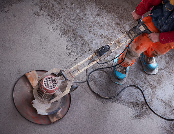 床コンクリートの研磨作業