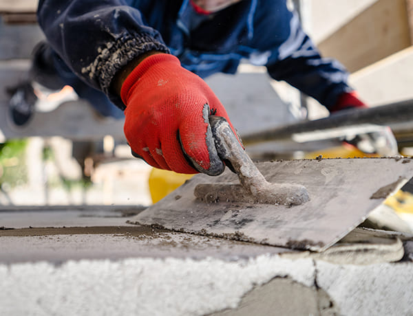 職人が壁を左官している