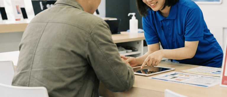 携帯電話の契約のサポートをしている様子